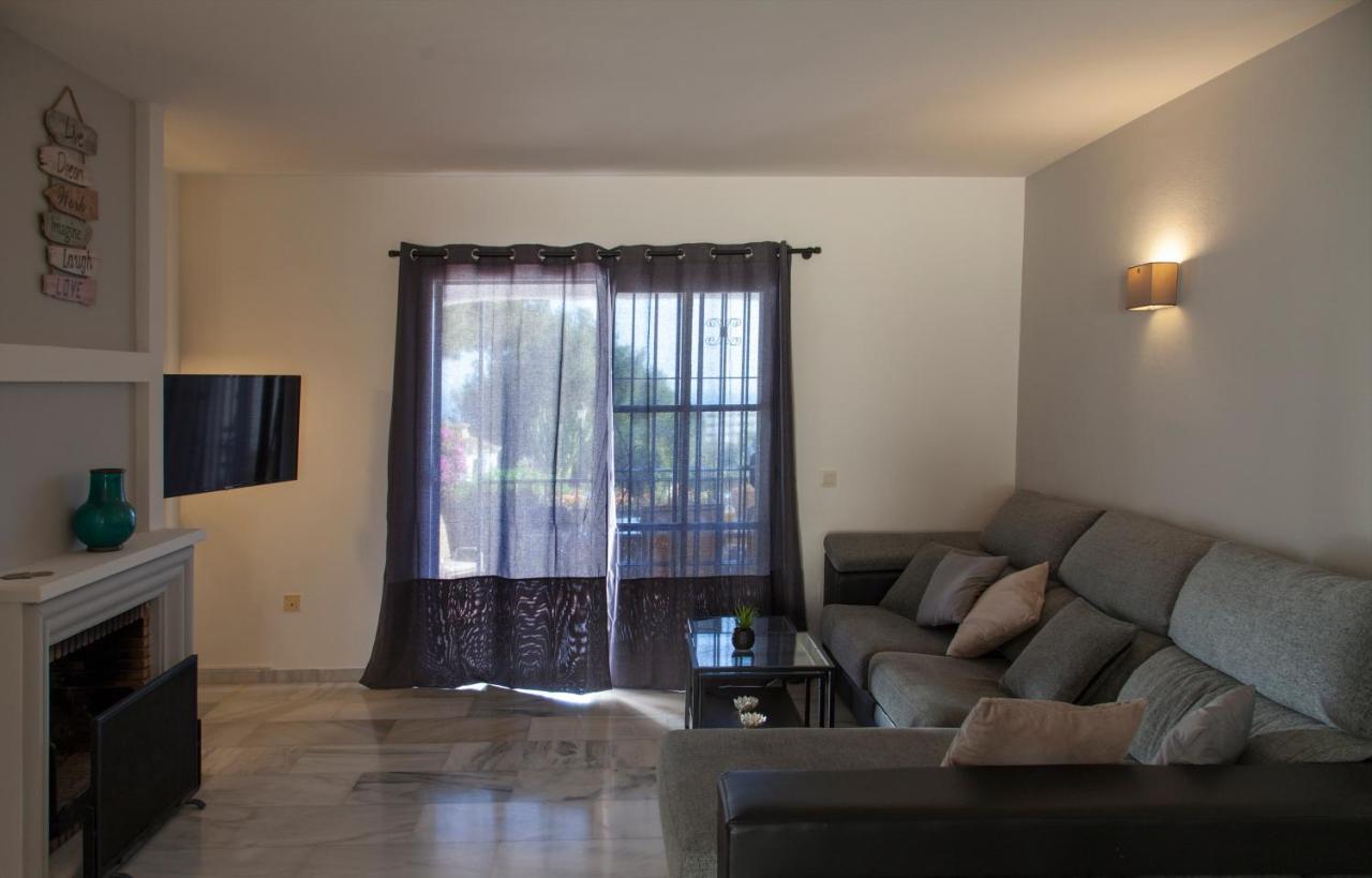 Agradable Adosado Con Piscina La Hidalga Villa Benalmádena Exteriör bild